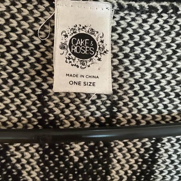 Cake and Roses OS poncho with fringe bottom - Picture 9 of 10